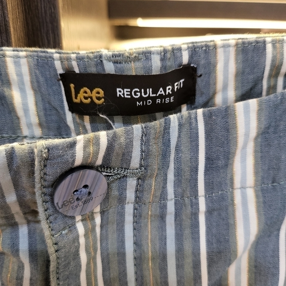 Lee Regular Fit Mid Rise Bermuda short with gold thread - Picture 3 of 5